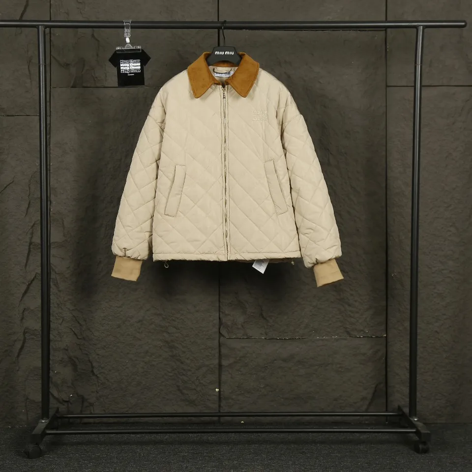 P330 Actual photo [Popular item] Style number: 24373# Color: Khaki Apricot Size: S-XL -MiuMiu/MiuMiu 2024aw Autumn and winter hot new logo embroidered lapel three-zip rhombus plaid imitation feather jacket jacket - Originality restoration 4-needle encrypted quilting embroidery three-in-one imitation feather cotton The board is straight and not bloated - Double-layer composite patch Hand-made counter-embroidery Laminated light gold Y-tooth brand zipper - Special shaped cloth foil for collar Correct 7 cm cylindrical windproof cuffs Closed cuffs with one-to-one stacking in front of the car - Miu style outfit 2024 new autumn and winter products Adopt classic diamond pattern quilting design Three-in-one imitation down cotton Light and thin sheets are positive The thermal insulation coefficient is also online Earth desert khaki apricot Maillard wind is full of relaxation to set off a warm autumn and winter atmosphere The collar is made of contrasting corduroy, which is warm and comfortable. The loose silhouette is both comfortable and easy to layer. The slightly gathered design of the cuffs and hem effectively locks in temperature.